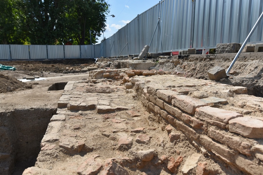 Archeológovia našli pozostatky múru