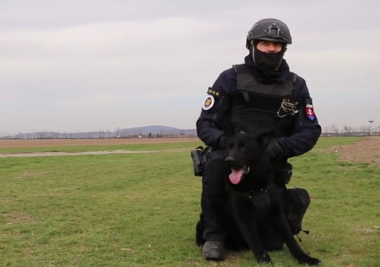 Polícia vzdáva hold psiemu