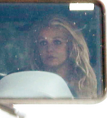Zdrvená Britney v aute,