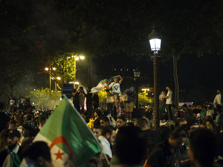 Alžírski fanúšikovia oslavovali výtržnosťami.