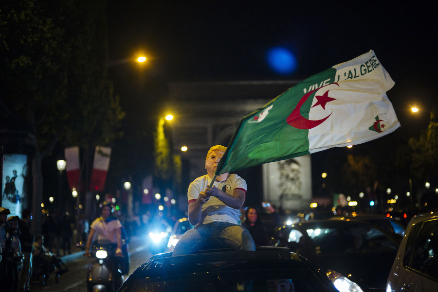 Alžírski fanúšikovia oslavovali výtržnosťami.