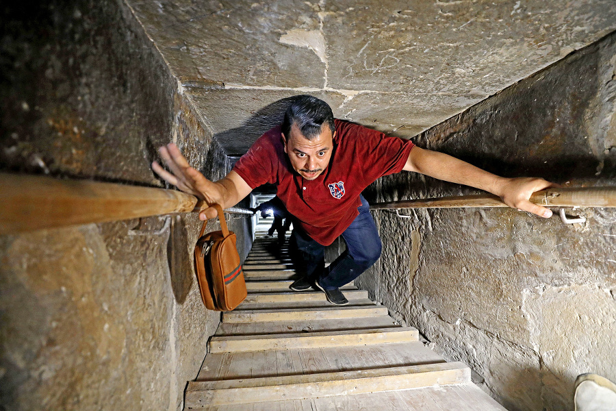 Turisti chodia úzkym tunelom