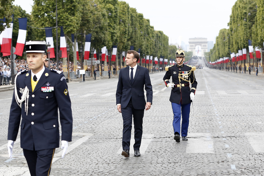 Macrona na Champs-Élysées vypískali,