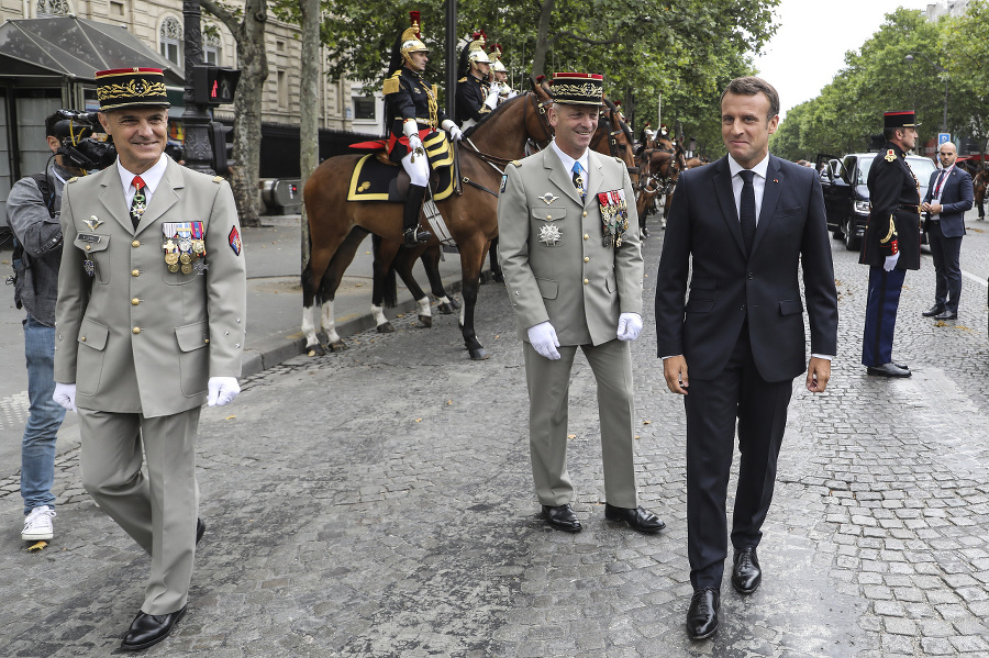 Macrona na Champs-Élysées vypískali,