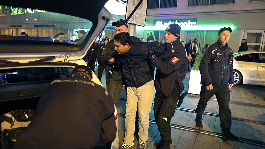 Policajti zadržali Nishita T. 45 minút po potýčke.