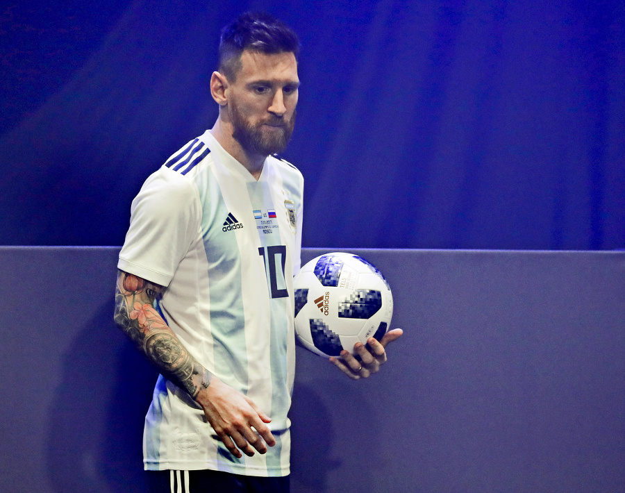 Messi pózuje s loptou pre