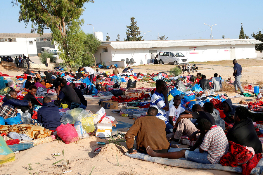 Migranti v zadržiavacom stredisku