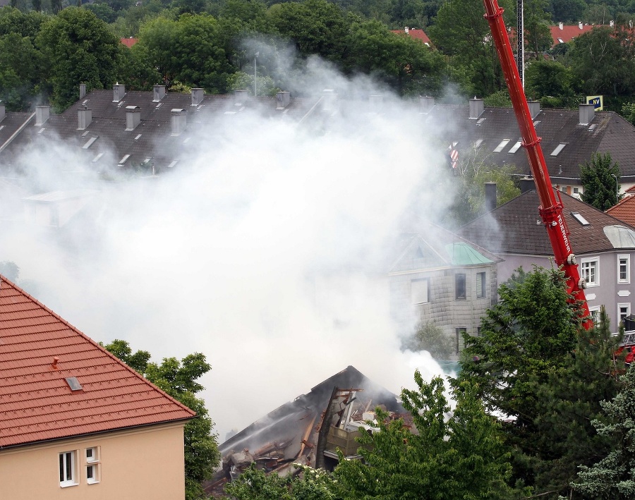 Požiarnici museli po výbuchu