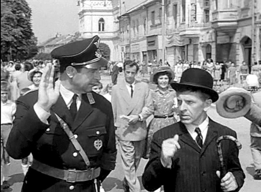 Filmová scéna: Prechádzka Tóna Brtka po korze. 