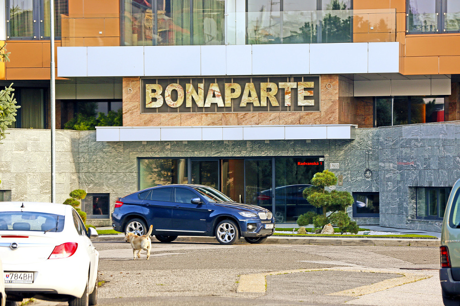 Komplex Bonaparte Bratislava 15. 9. 2014, 16.52 hod. Ficov miláčik sám pobehoval pred komplexom.