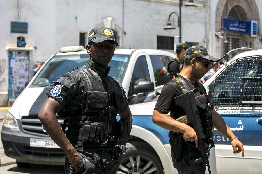 Tuniskí policajti hliadkujú neďaleko