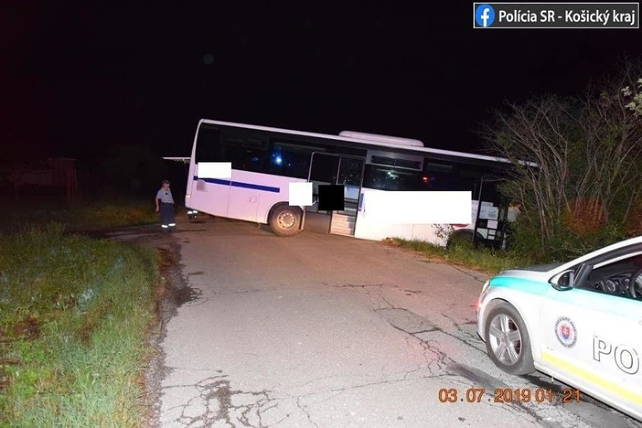 Autobus skončil v priekope.