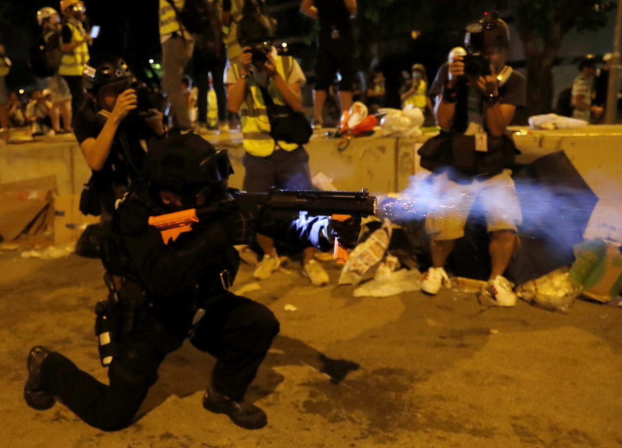 Polícia použila na protestujúci