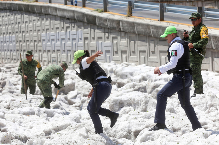 Vojaci a polícia bojujú