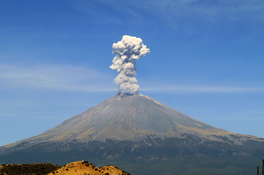 Geological Erupting Landform, Popocatepetl Volcano, MéxicoVolcán Popocatépetl en Puebla, México