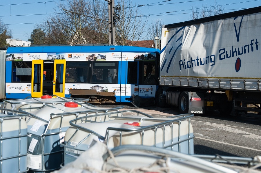 Električka a nákladiak sa