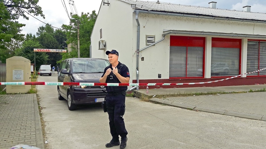 Pohrebná služba: Obeť šialeného strelca odviezli niekoľko hodín po nešťastí.