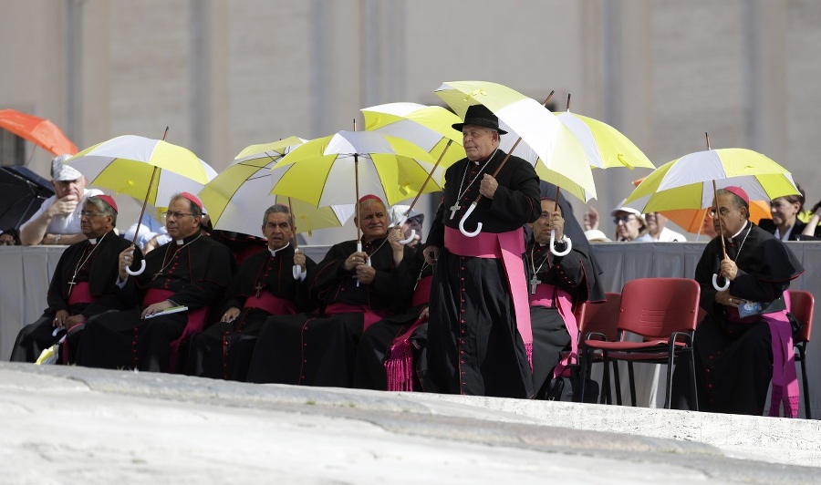 Biskupi sa pod dáždnikmi