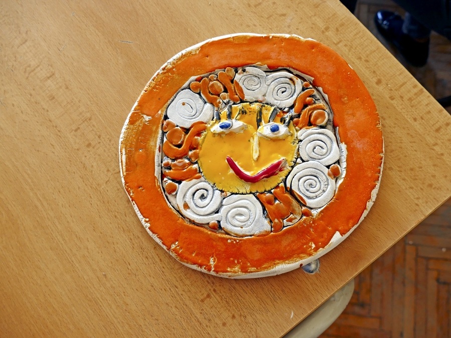 Žiaci vyrabáju unikátne kúsky keramiky.