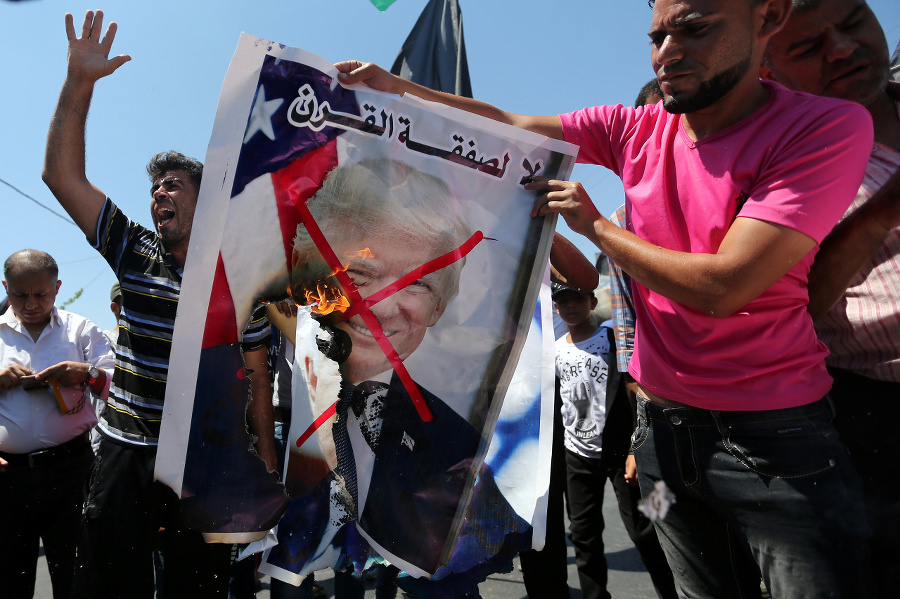 Palestínčania pália fotku Trumpa.