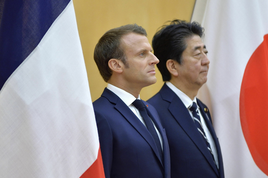 Vľavo francúzsky prezident Emmanuel