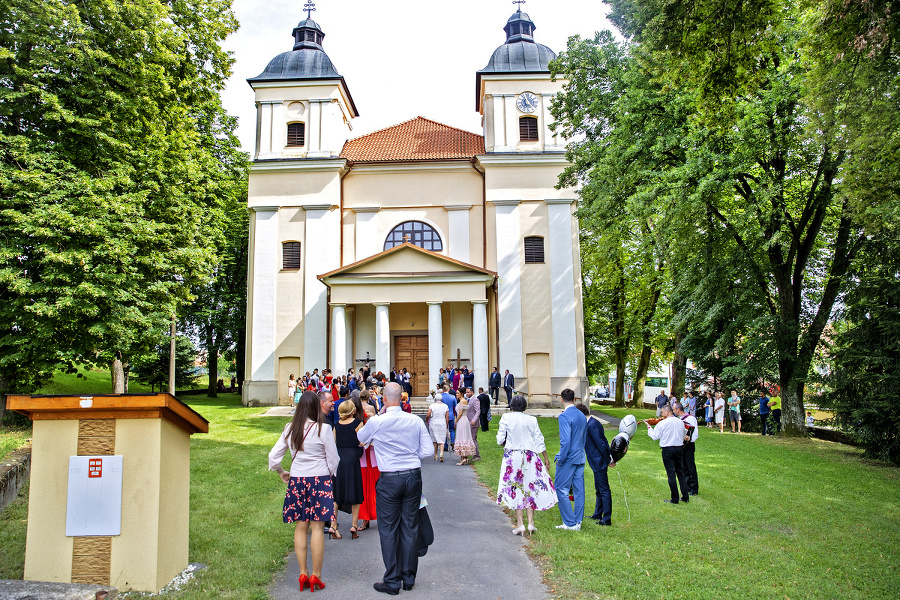 Hostia sa zišli pred  kostolíkom krátko pred  štvrtou hodinou popoludní. 