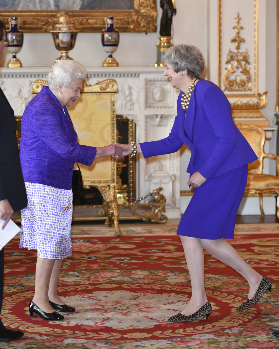 Britská kráľovná Alžbeta II. víta britskú premiérku Theresu Mayovú.