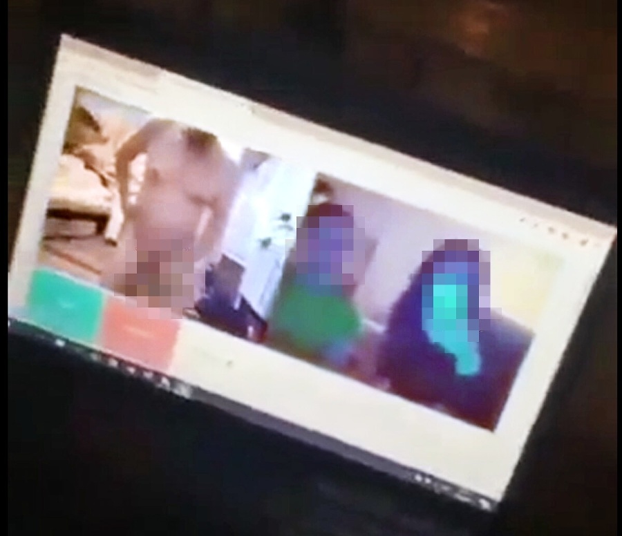 Učiteľ sa poslušne podriaďoval príkazom dvoch tínedžeriek, robí pred nimi drepy nahý.