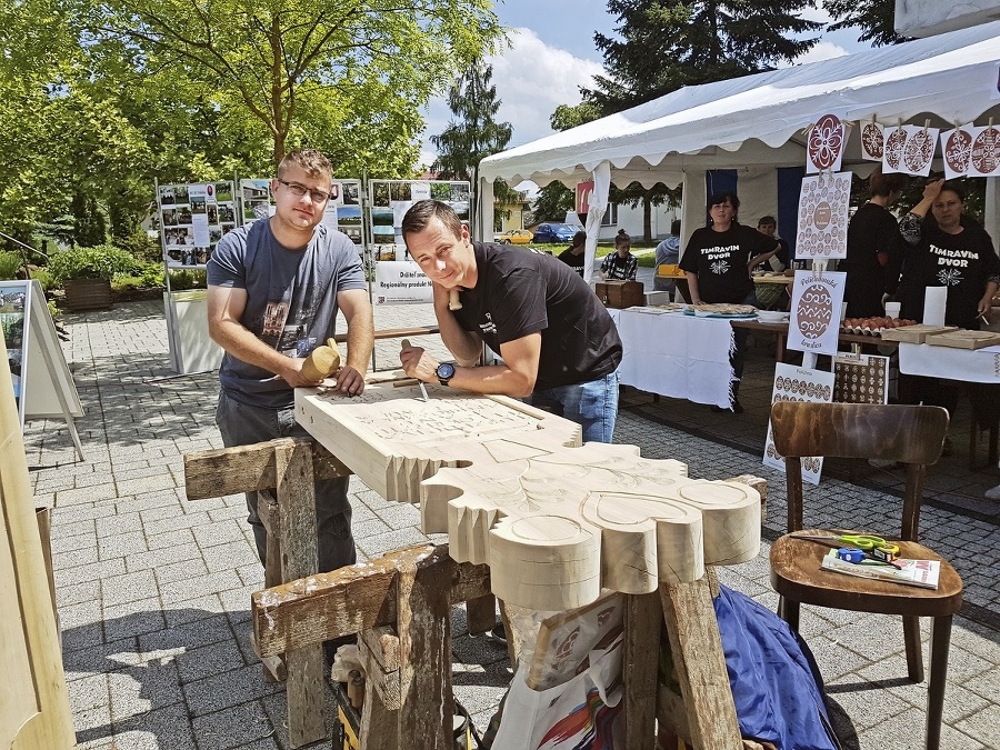 Rezbári Lukáš Ľalík (vľavo, 28) a Róbert Findra (33) pri vyrezávaní náhrobníkov