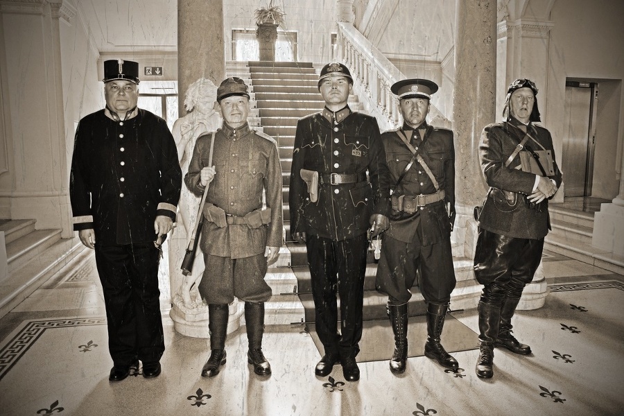 Zľava: Uniforma rakúsko-uhorského dôstojníka