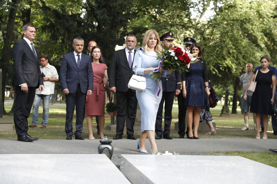 Zuzana Čaputová položila kyticu k hrobu prezidenta Michala Kováča na Ondrejskom cintoríne.