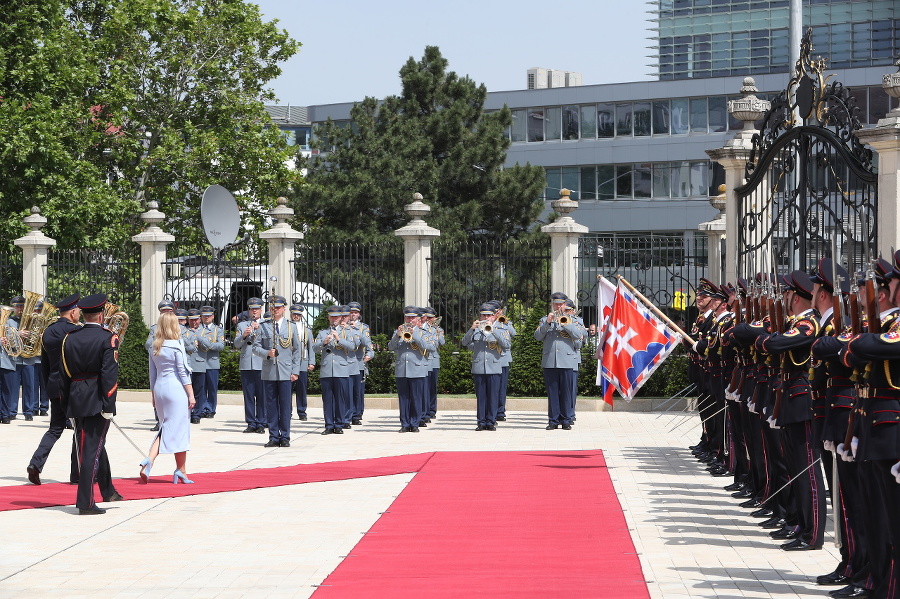 Čaputová počas prehliadky čestnej stráže prezidenta.
