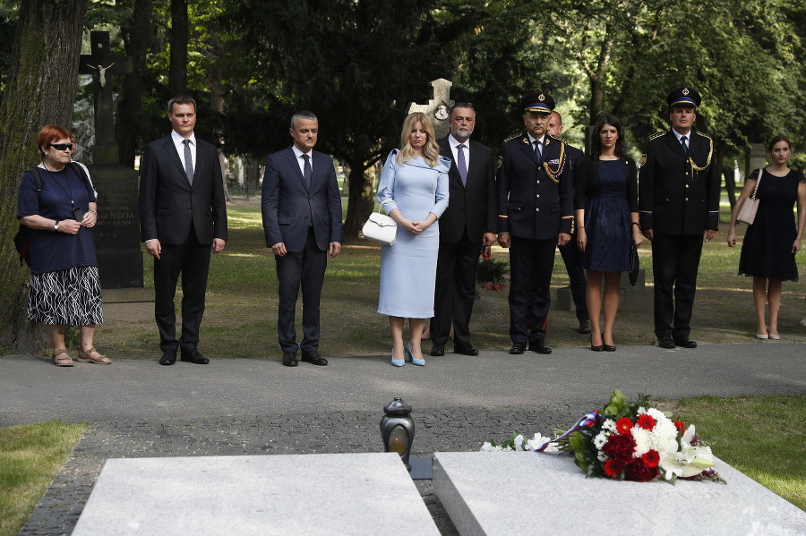 Zuzana Čaputová položila kyticu k hrobu prezidenta Michala Kováča na Ondrejskom cintoríne.
