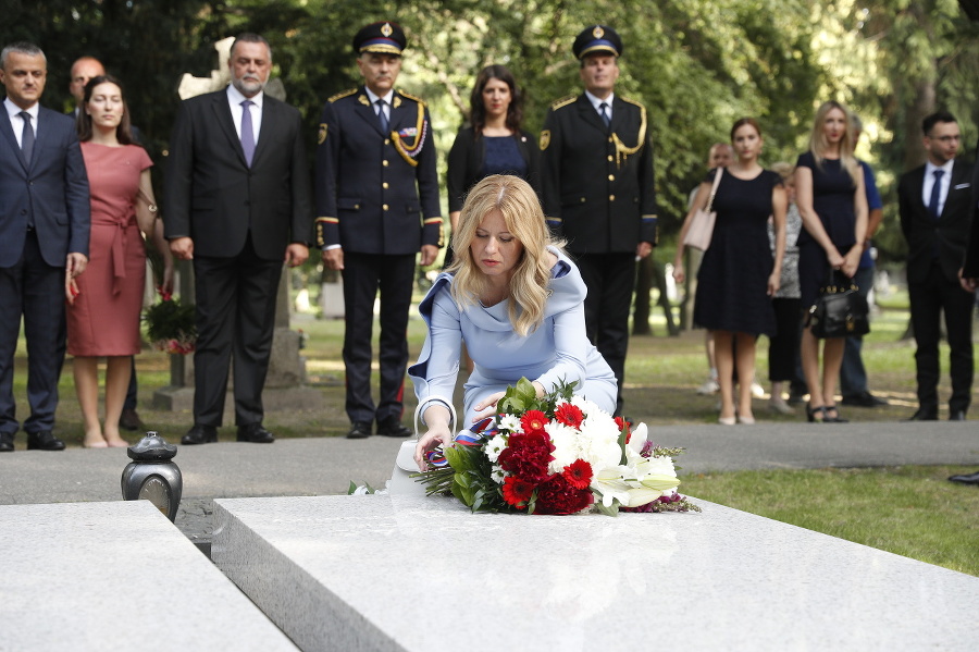 Zuzana Čaputová položila kyticu k hrobu prezidenta Michala Kováča na Ondrejskom cintoríne.