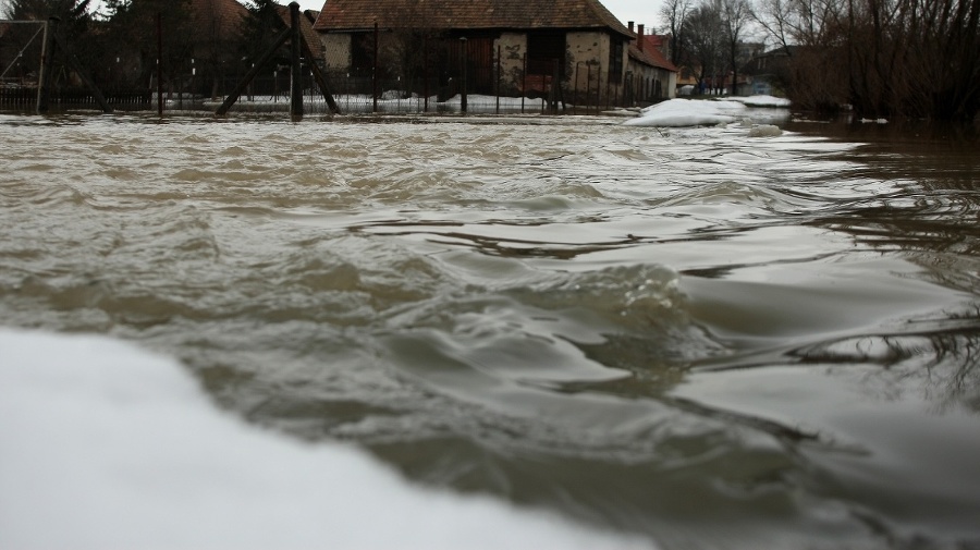 Hladina rieky Slatiny stúpla.