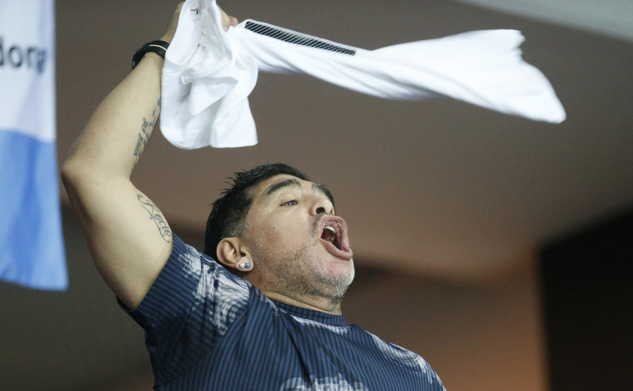 Diego Maradona takto vehementne
