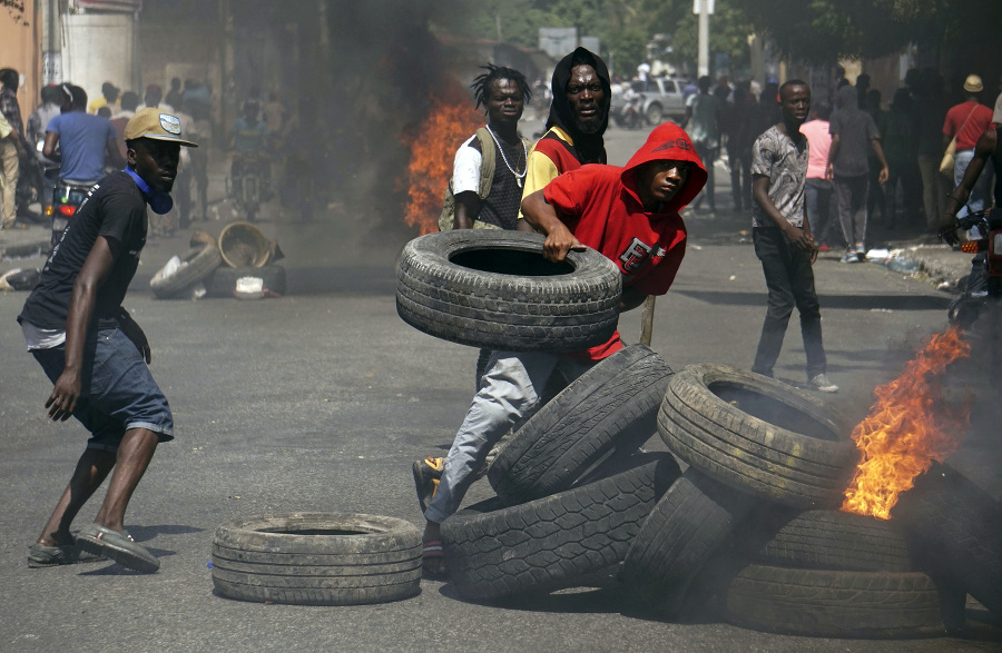 Násilné prostesty na Haiti.