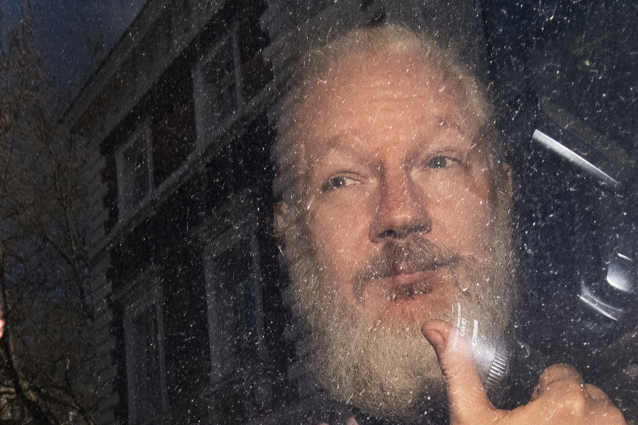 Julian Assange skončil v