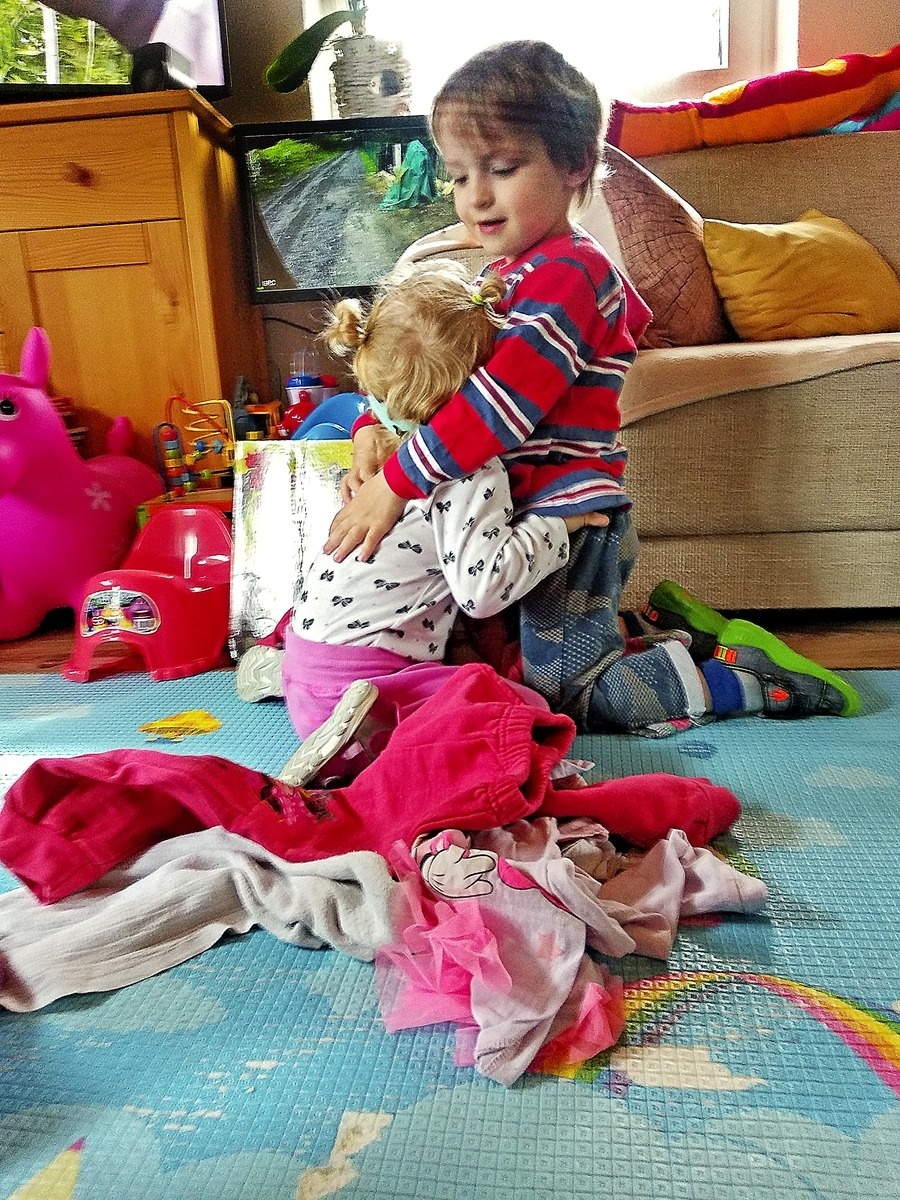 Jakubko sa snaží svojej sestre pomôcť aj s chôdzou, ktorá jej robí problémy.