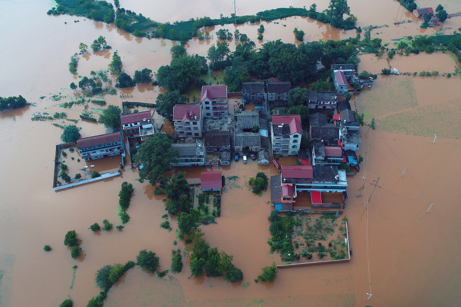Záplavy postihli takmer pol