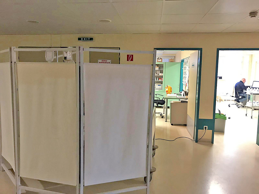 Fotografiu Evy ležiacej na chodbe za paravánom zavesila nahnevaná nevesta na sociálnu sieť.