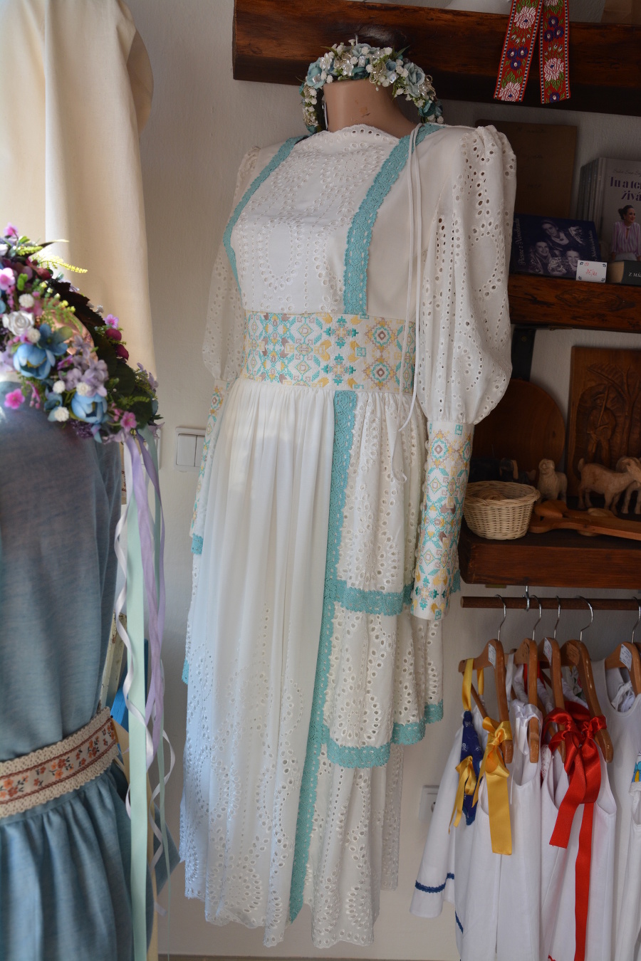 Krásne folklórne šaty.