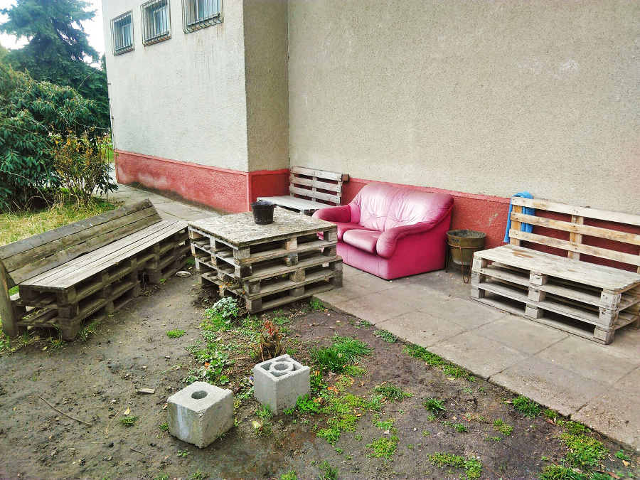 Miroslav strávil vyše troch  hodín bez pomoci na paletách.