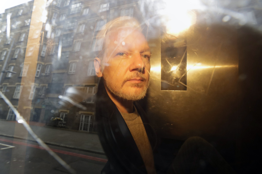 Julianovi Assangeovi hrozí vydanie