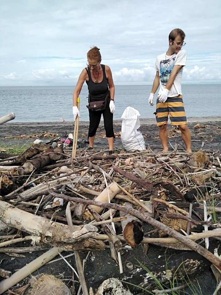 Žilinčan zbavuje oceán plastov.
