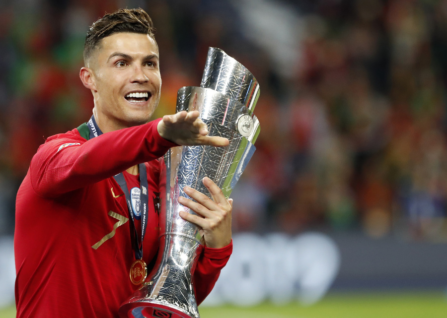 Cristiano Ronaldo si trofej