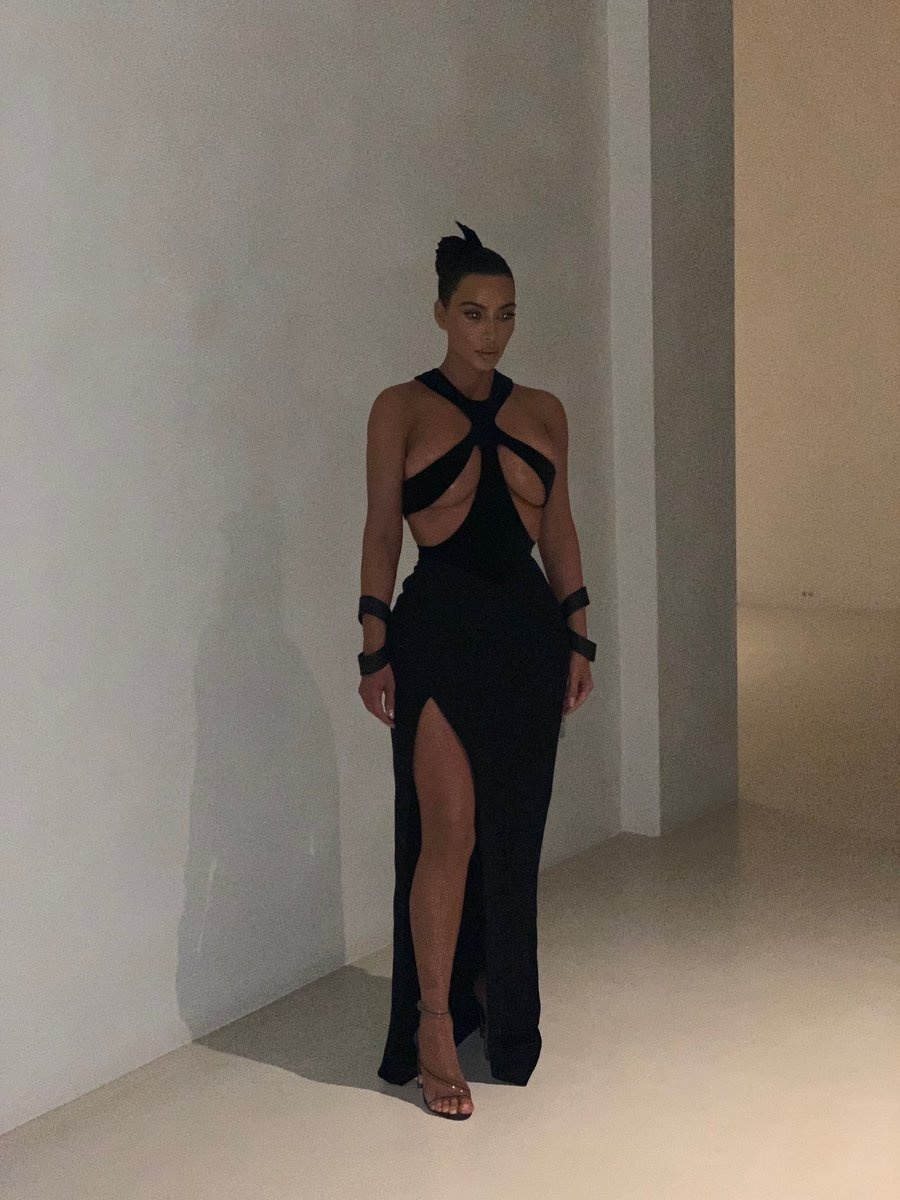 Kim Kardashian vo výzývavých