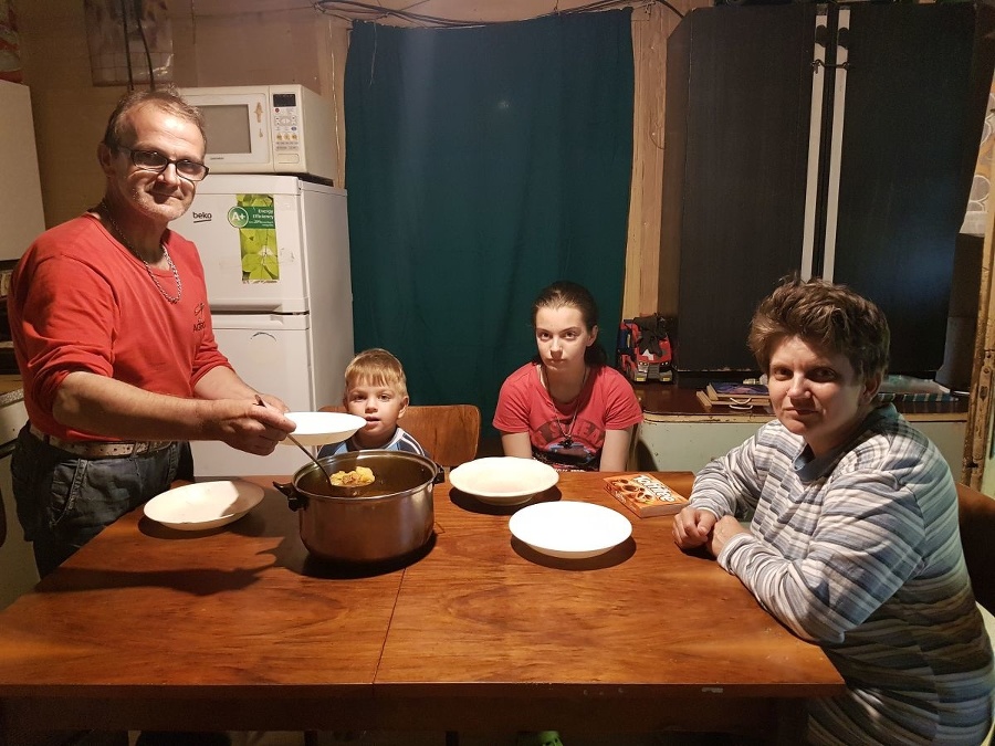 Rodina mala hríbovú polievku,