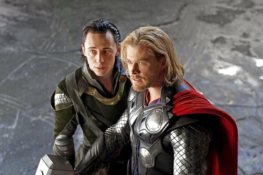 Filmový Loki (vľavo) a