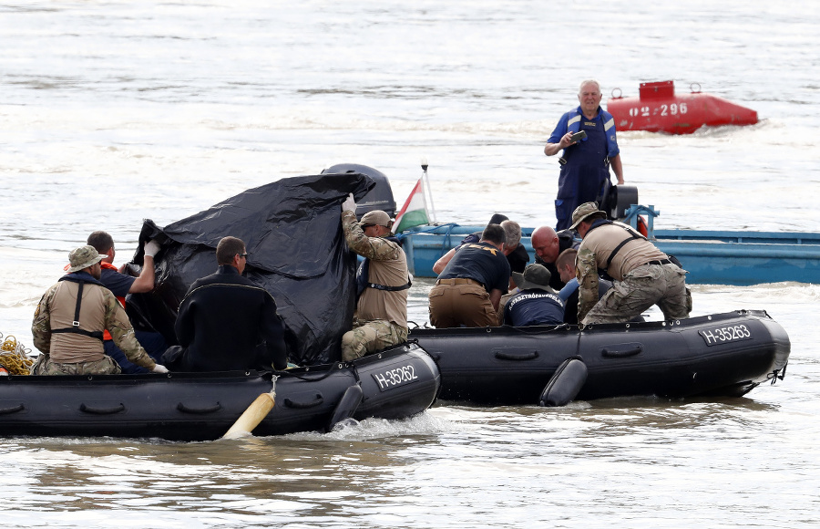 Záchranári v gumených člnoch